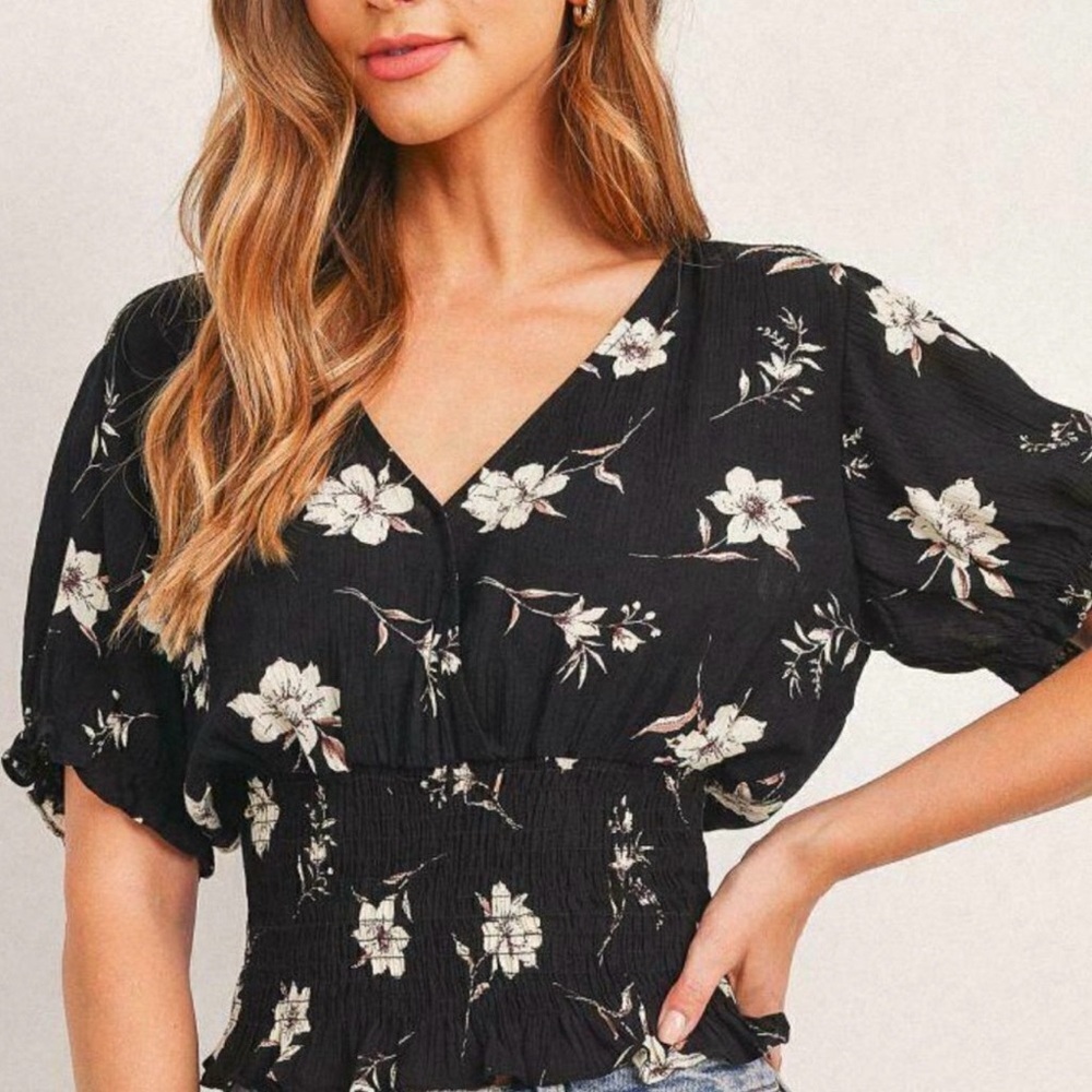 Paper Crane Black Floral Smocked Hem Crop Top Puff Sleeve V-Neck Size Small